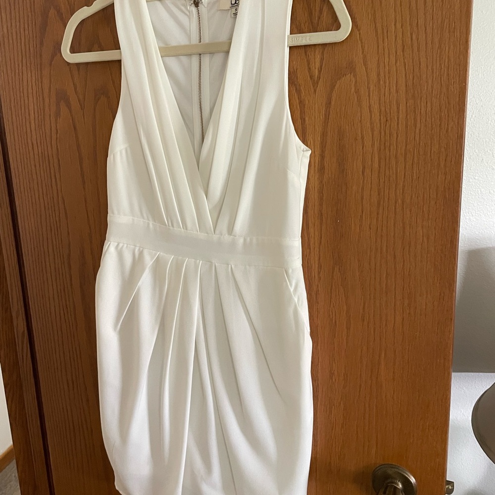 Elegant White Sleeveless Dress